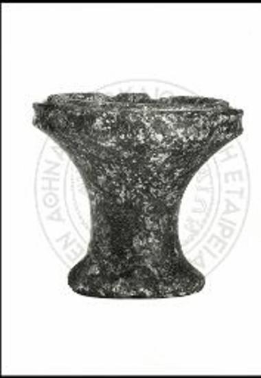 Ενεπίγραφη τράπεζα προσφορών από οφίτη.