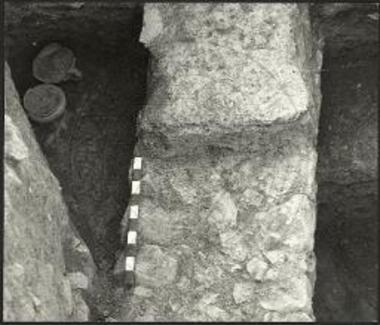 Λεπτομέρεια τοίχου ΥΓ κτίσματος από Β. Πάνω αριστερά δύο κύπελλα κατά χώραν.