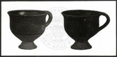 Γρόττα. Μόνωτα κύπελλα από τους ΠΓ τάφους στον ορθογώνιο περίβολο.