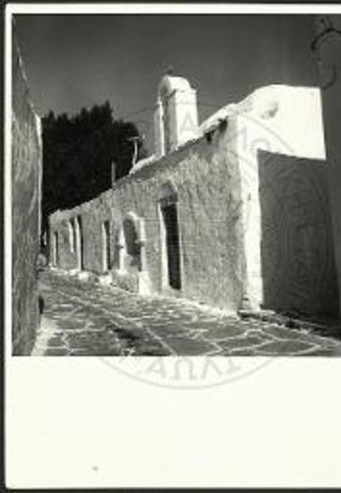 Αρκοσόλιον επί της εξωτερικής παρειάς του ναού του Αγ. Νικολάου Παροικιάς.