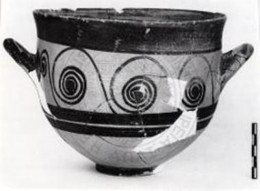 Βόρειες Αποθήκες. ΥΕ ΙΙΙΓ δίωτος βαθύς σκύφος εκ της κόγχης του πίθου.