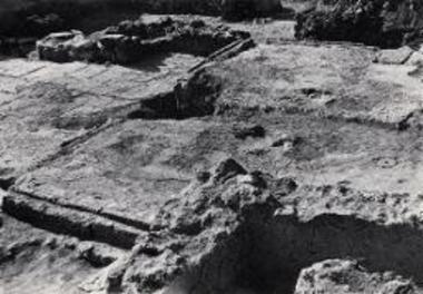 Άποψις του βήματος μετά της θέσεως της αγίας τραπέζης. Άνω αριστερά ο άμβων (από ΝΑ.).