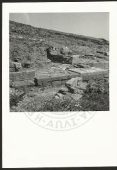 Τα ταφικά κτίσματα VI, V, IV και εμπρός λοξώς VII.