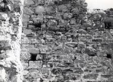 Άγιος Λέων Μεθώνης. Τοιχοδομία της νοτίας όψεως (μεταξύ των πρώτης και δευτέρας από Δ. αντηρίδων).