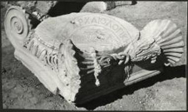 Ιωνικόν κιονόκρανον ενός εκ των τεσσάρων μεγάλων κιόνων.