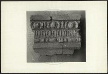 Τεμάχιον κοσμήτου εξ αμμοκονίας.