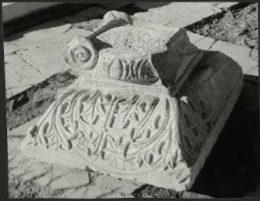 Σύνθετον ιωνικόν κιονόκρανον.