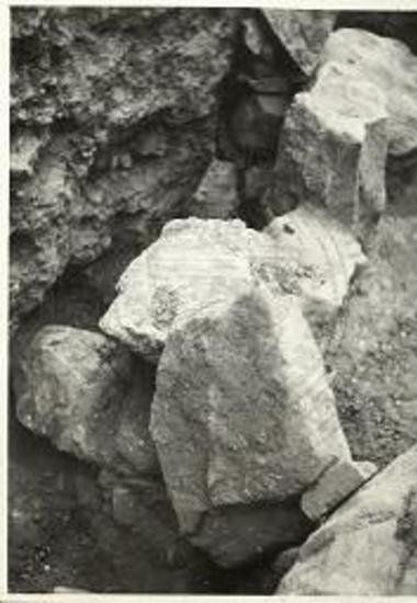 Μεγάλοι λίθοι ανατολικώς του τοίχου Σ.