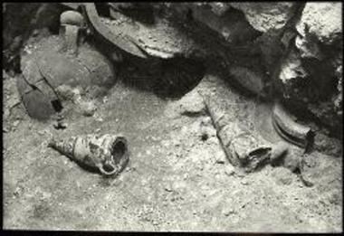 Δ9, μία όψις της ΒΔ. γωνίας. Πρόχους μετά λιθίνου πώματος, δύο εισηγμένα Μινωικά ρυτά.