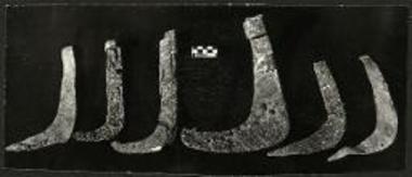 Νεκυομαντείον Αχέροντος. Σιδηρά δρέπανα αφιερωτικά.