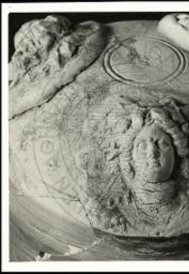 Νεκυομαντείον Αχέροντος. Προτομή Διονύσου, λεπτομέρεια σκύφου εκ του Κ.