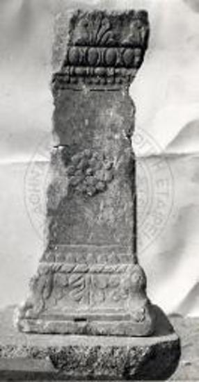 Ωρωπός. Επιγραφές. Τριγωνικό βάθρο όπου η αναθηματική επιγραφή 467 (Συλλογή Μεγάρων).