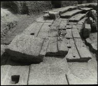 Μαρώνεια. Το αρχαίο θέατρο. Η δεύτερη από δυτικά κερκίδα. Άποψη από Δ.