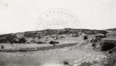 Αι τρεις χθαμαλαί κορυφαί του Τρουμπέ, όπου και οι τρεις κατεστραμμένοι θολωτοί τάφοι.