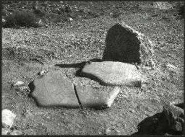 Τάφος 7ου αιώνα. Σήμα και τράπεζα.