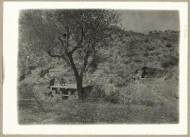 Σπάρτη. Το Ηρώον των Μουσών και η άνω αυτού σειρά τάφων.