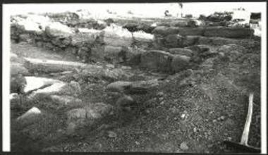 Προσπέλασις και κυρία είσοδος Μινωικής αγροικίας Κεφάλι Λαζανά Χόνδρου Βιάννου.