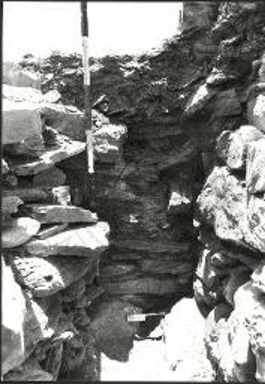 Η τάφρος FW5. Άποψις από Β. Εις το κέντρον ο τοίχος X επί του φυσικού βράχου, δεξιά η παρειά Y.