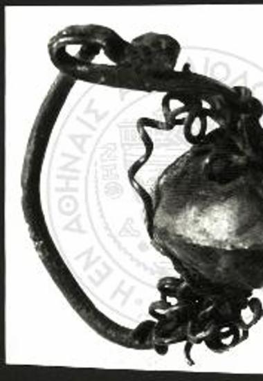 Χαλκούν ενώτιον εκ των ταφών του νάρθηκος της βασιλικής.