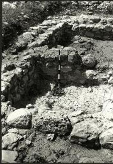 Βόρειος Οικία. Το ανατολικόν τμήμα των δωματίων 1 και 2 από Βορρά (Ο δείκτης εις το δωμάτιον Ν1).