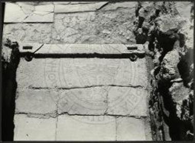 Το κατώφλιον της εισόδου εις το ΒΔ διαμέρισμα του βορείου πτερού (από Β).