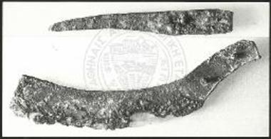 Χάλκινο μαχαιρίδιο και χάλκινο ξυράφι από το θολωτό μυκηναϊκό τάφο Α.