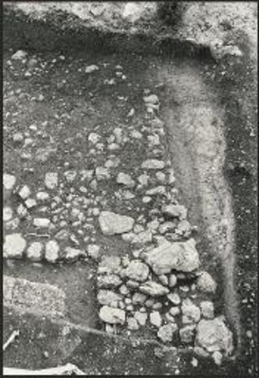 Οικία Πέτσα, θεμέλιο στην εσοχή του βράχου.