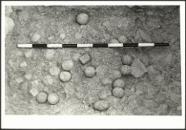 Βασιλική 1980. Περιοχή ΝΔ, δωμάτιο 27α. Απόθεση Seager υφαντικών βαρών και οστράκων.