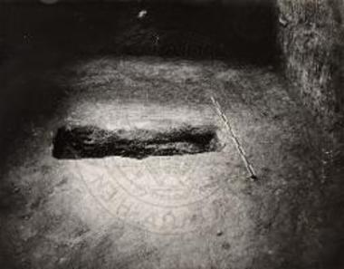 Ο λάκκος του τάφου Η.