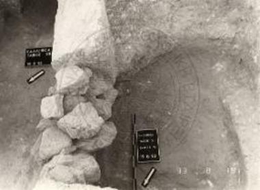 Τάφοι XΙ - XΙΙ. Το τοιχάριο μεταξύ του θαλάμου του τάφου XΙ και του δρόμου του τάφου XΙΙ.