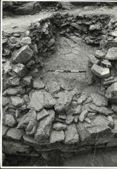 Τάφρος ανοιχθείσα προ της πύλης του τείχους, δεικνύουσα τας επιφανείας δύο ατραπών οδηγουσών εις ταύτην· μιας κατωτέρας (παλαιοτέρας) και μιας υψηλοτέρας (νεωτέρας).