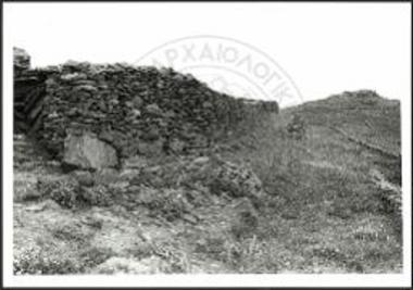 Η ΒΑ πλευρά του αυτοτελούς φρουρίου από ΝΑ. Σε πρώτο πλάνο ο ΝΑ πύργος του φρουρίου, στο βάθος η ακρόπολη.