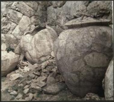 Νεκυομαντείο Αχέροντος. Οι αποκατασταθέντες πίθοι του χώρου Κ του Νεκυομαντείου.