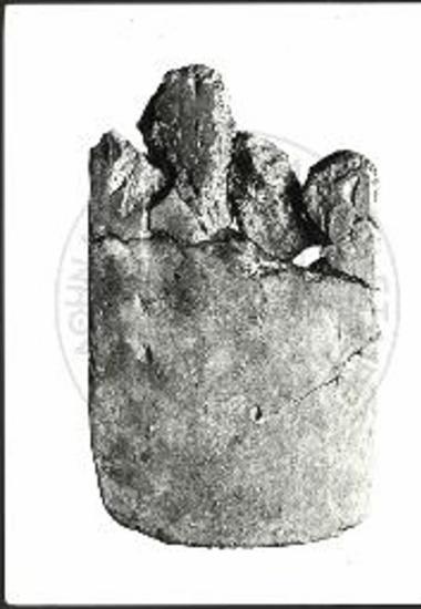 Η πήλινη πινακίδα  8 (όψη b) με γραφή του συστήματος Γραμμικής Α (φωτογραφία).