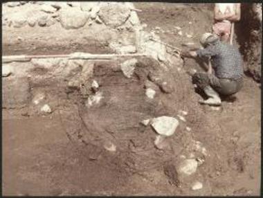 Γρόττα. Η εστία στον ΝΑ χώρο της οικίας Θ.