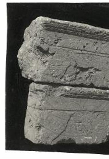 Σικυώνα. Τεμάχια πωρίνων επικράνων ανήκοντα εις το κάτω άνδηρον του Γυμνασίου.