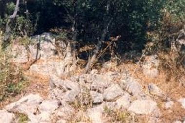 Ο πώρινος περίβολος στα ΝΑ της κορυφής του λόφου πρίν από τις εργασίες.