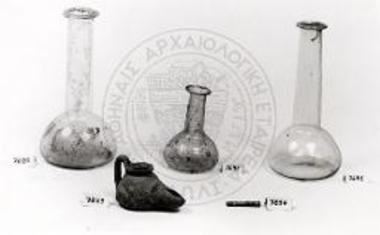 Κτερίσματα τάφου γυναίκας: γυάλινα αγγεία και λύχνος 1ου αι.