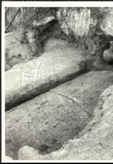 Τάφος του 3ου π.Χ. αιώνος ανασκαφείς εις Κομποθεκράτα Κεφαλληνίας.
