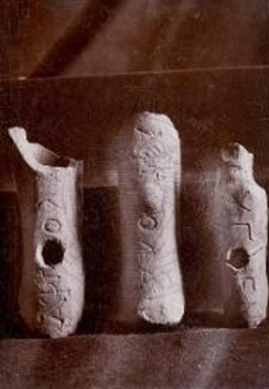 Επιγραφαί κοροπλαστών επί των νώτων πηλίνων ειδωλίων α, β, ΑΦΡΟΔΑ, γ. ΥΓΕΝ (ΟΥ).