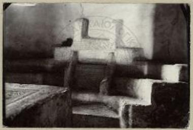 Σύνθρονον μετά μέρους της Αγίας τραπέζης της Βυζαντινής εκκλησίας εν τω χωρίω Επισκοπή.