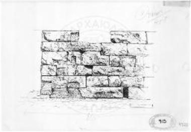 Το αναστηλωμένο τείχος της Α πύλης του φρουρίου του Ραμνούντος.