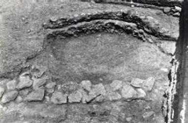 Νεολιθικός οικισμός Νέας Μάκρης. Τοίχος 5-Α, λάκκος κάτω από το δάπεδο 5-Γ, στο βάθος τομή λίθινου γεμίσματος και τοιχάριο 5-Β, από Ν.