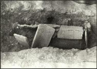 Κεραμωτός τάφος εντός του βορείου κλίτους (μεταγενέστερος).