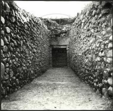 Ο δρόμος και η είσοδος του τάφου μετά την ανασκαφήν.