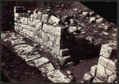 Ανασκαφή Λυκαίου. Τοίχος προσόψεως και είσοδος ξενώνος.