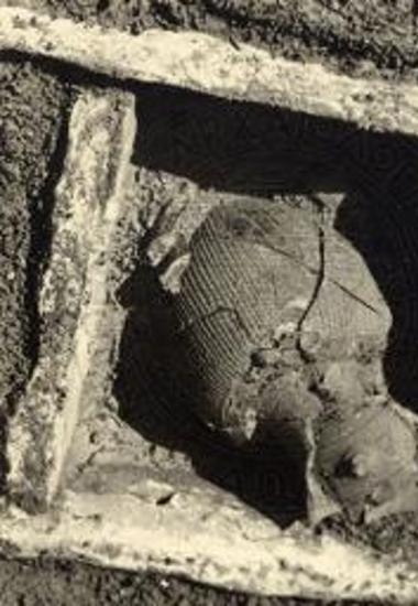 Small slab cist with pelike as ash urn and grave offerings.