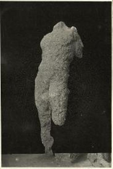 Εκ των μαρμαρίνων ευρημάτων του ναυαγίου των Αντικυθήρων. Άγαλμα ανδρός. Ελλείπει η κεφαλή, βραχίονες και άκροι πόδες.