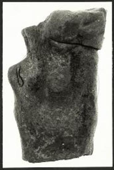 Κεφαλή πήλινου ΥΜ III ειδωλίου.