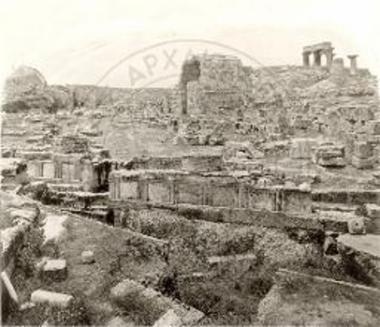 Περίβολος με επίστεψη τριγλύφων και μετοπών.